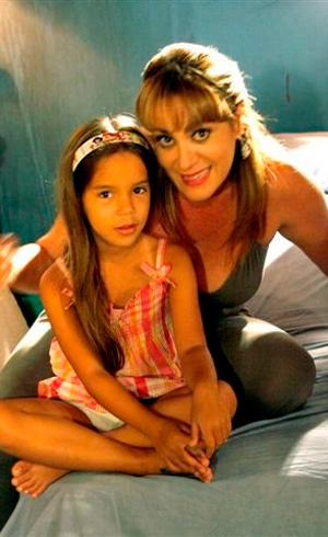 Blanca Rosa Blanco interpreta a una abogada, que tiene una hija de cinco años, y al descubrir la infidelidad del esposo (Julio César Ramírez), se separa de él y regresa al hogar de los padres. Foto: Sitio de la TVC
