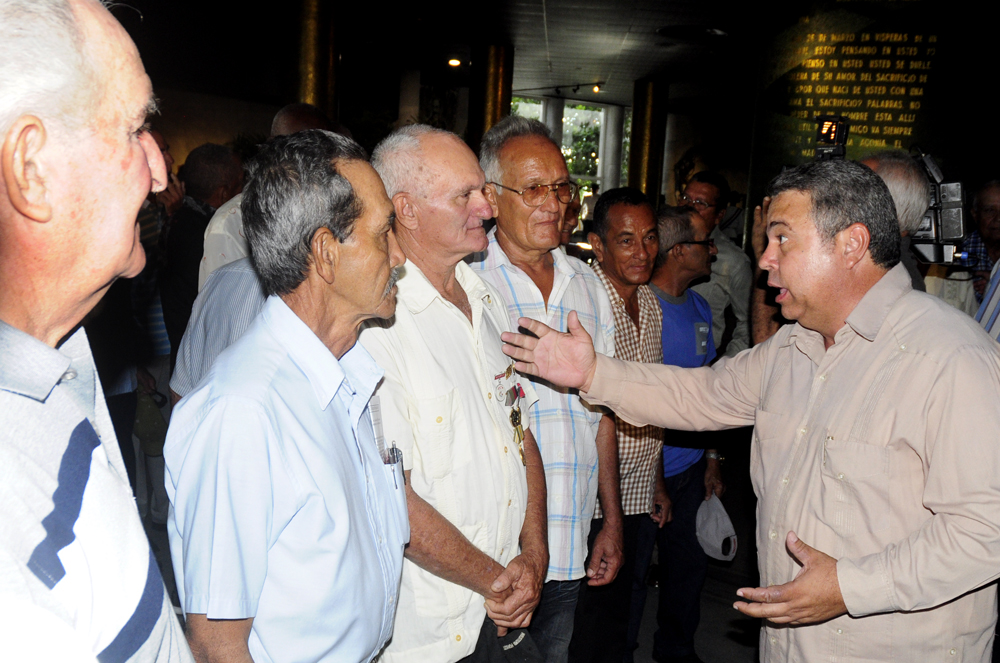 Ulises Guilarte De Nacimiento, secretario general de la Central de Trabajadores de Cuba, conversó con los homenajeados sobre los nuevos retos que tiene el sector para la venidera zafra.