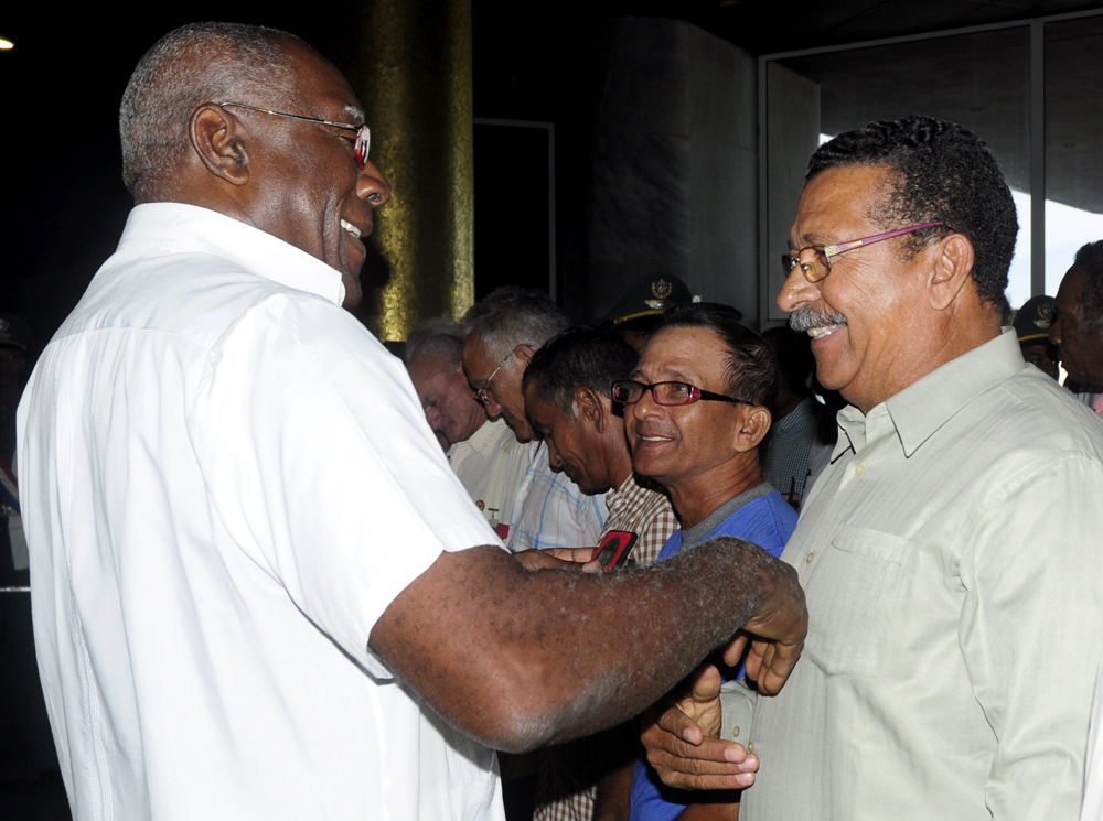 De manos de dirigentes del Partido Comunista de Cuba, de la Central de Trabajadores de Cuba y del Sindicato Nacional de Trabajadores azucareros recibieron los galardonados el sello 50 años de labor en esta industria. 