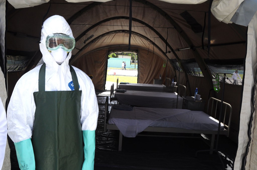 Batería de casas de campaña donde se entrena el personal que participa o participará en el enfrentamiento a esta pandemia. Foto: Roberto Carlos Medina
