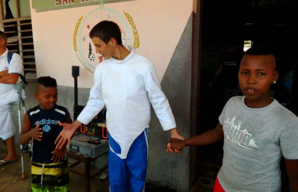 David Elier Gómez (al centro) resultó ganador del torneo de esgrima.