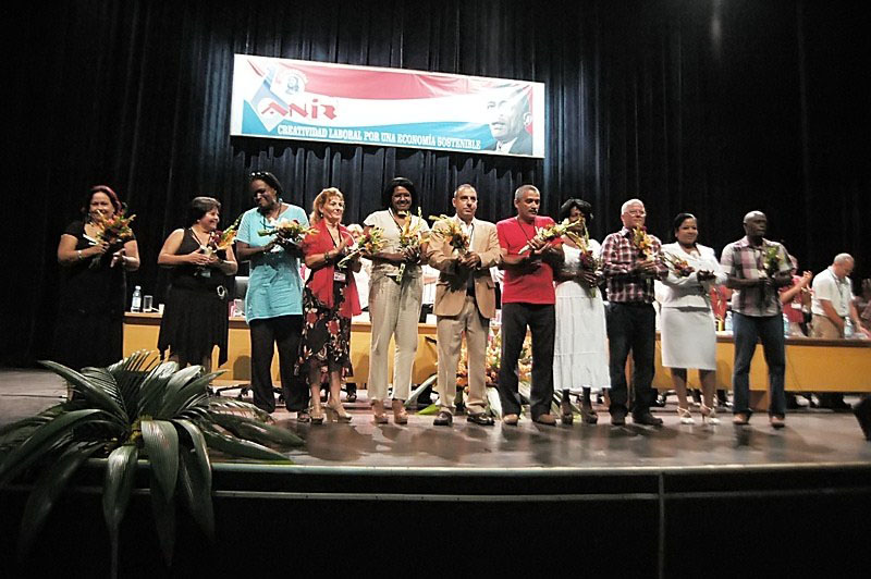 Ulises Guilarte de Nacimiento felicitó al comité electo y su buró nacional electo, que encabeza Alfredo Machado López, ratificado como presidente de la Asociación. Foto: César A. Rodríguez