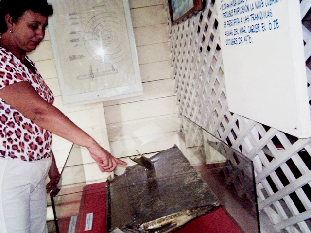 Ana muestra parte del fuselaje del avión siniestrado que atesora el Memorial Mártires de Barbados, en Las Tunas. Foto del autor