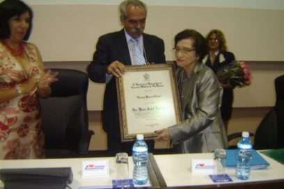 Entregan título Honoris Causa a reconocida catedrática salvadoreña
