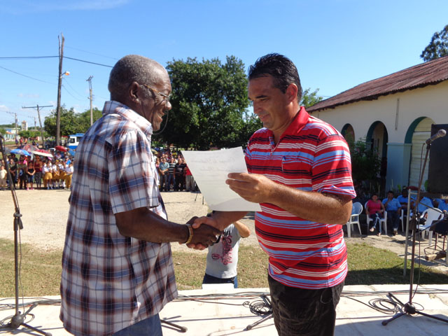Luis Serrano Terry (a la izquierda) mereció la distinción Hacienda Piedras, en la categoría de personalidad.