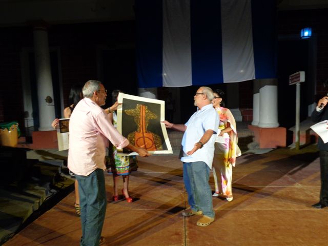 El compositor habanero Raúl Rivero recibió el Gran Premio de manos de Julio Méndez, presidente de la UNEAC en Holguín.