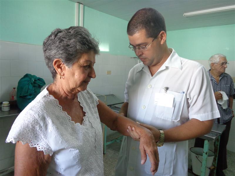 El doctor Danis Pérez Castillo examina las zonas afectadas por la epicondilitis. Foto: De la autora