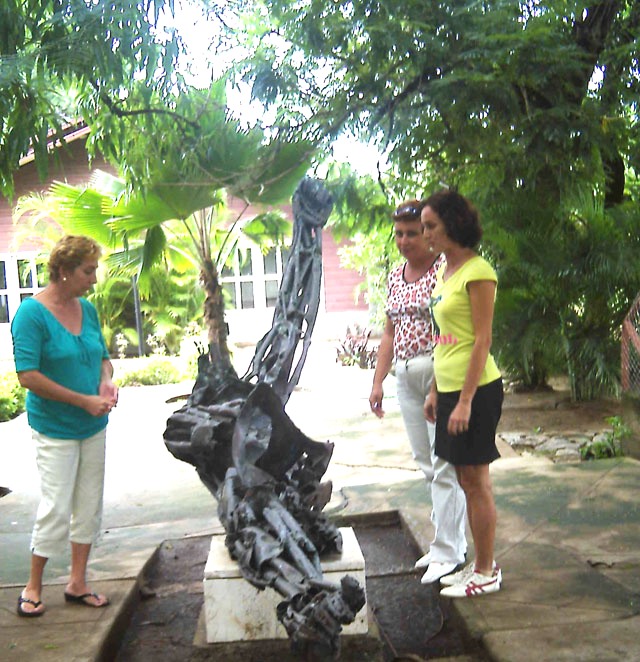 Esta escultura, instalada en áreas del Memorial Mártires de Barbados, en la ciudad de Las Tunas, rinde homenaje a las víctimas del horrendo crimen. Foto: del autor