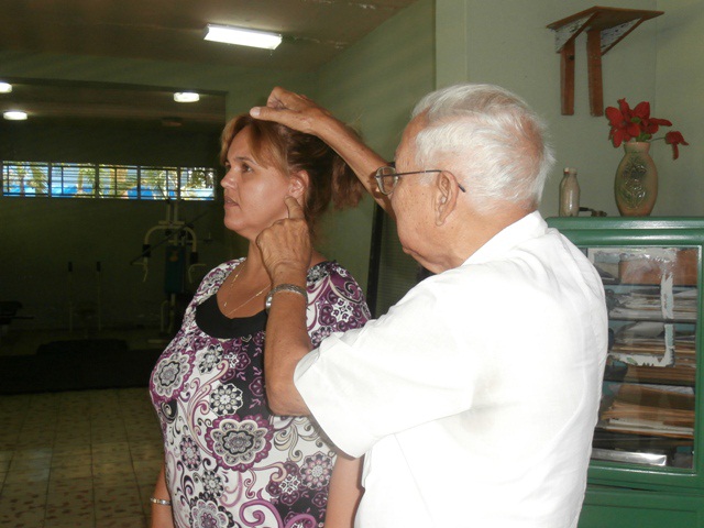 El doctor Rufino Ramos evalúa a una de sus pacientes en el área terapéutica de la escuela de deportes Manuel Fajardo. | Foto: Cortesía del entrevistado