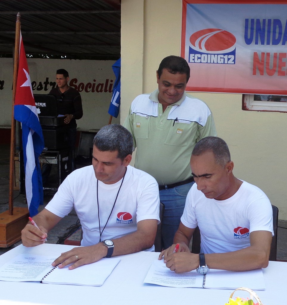 Los máximos representantes de las direcciones administrativa y sindical firmaron el convenio. Foto: Barreras Ferrán