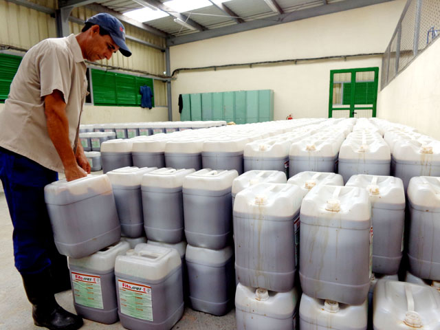 Miles de litros estancados en la industria por falta de tapas para los bidones .
