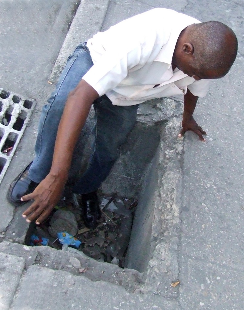 Calle Cristina, muy cerca de la antigua Lechera. Observe la profundidad de ese registro sin tapa. Foto: Heriberto González