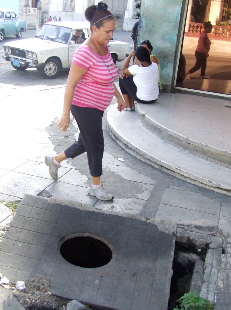 Frente a las oficinas de Etecsa en Diez de Octubre y Vista Alegre. Foto: Heriberto González