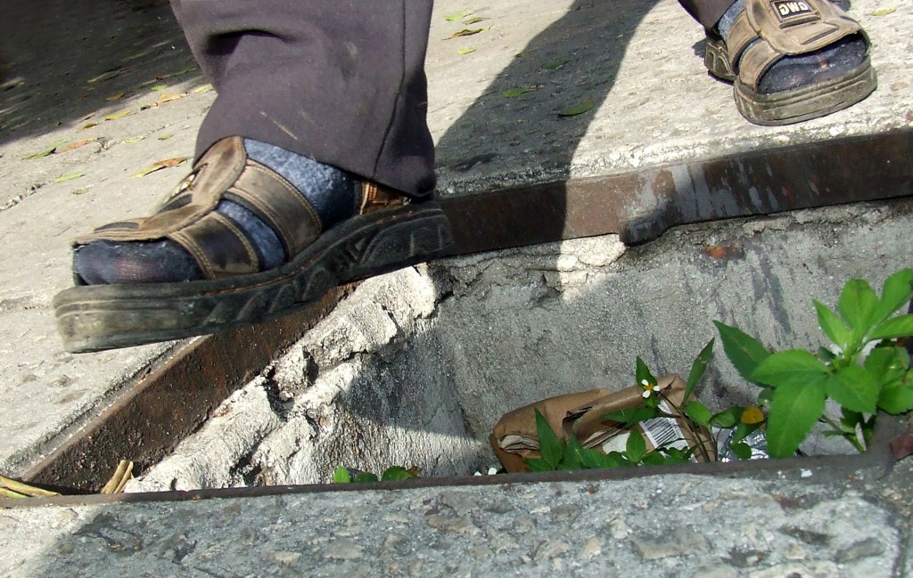 Claro, montamos la foto, pero ¿cuántos no habrán caído en ese hueco? Foto: Heriberto González