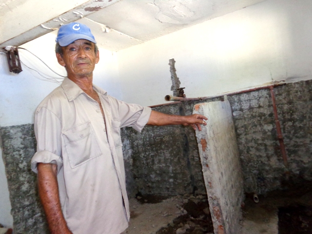 Jorge muestra las acciones que se ejecutan en los baños, en los cuales se instalarán duchas, tasas sanitarias y azulejos.