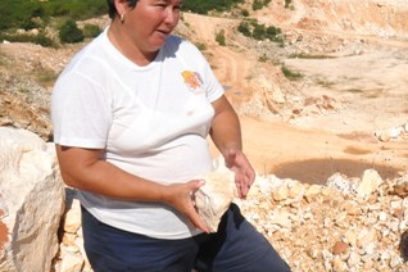 Mujer de ideas, botas y rocoso