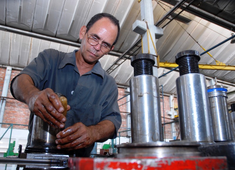 Un desarrollo notable en la oleohidráulica ha logrado el colectivo de la empresa José Gregorio Martínez. Foto: Modesto Gutiérrez, AIN.