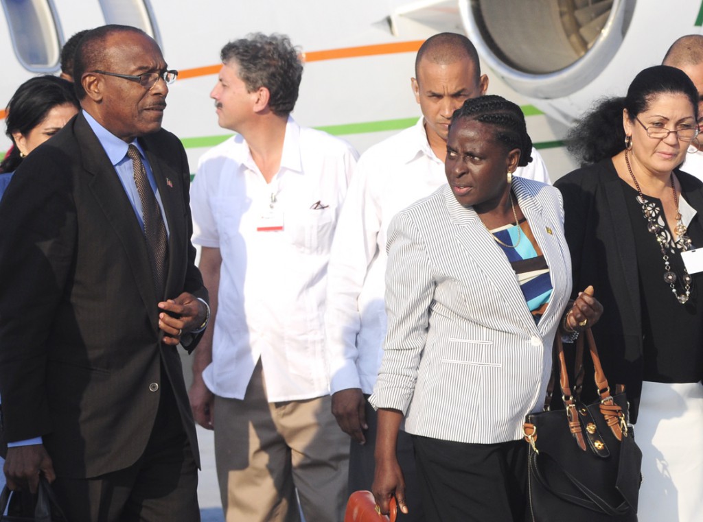 Molwin Joseph ministro de Salud de Antigua y Barbuda (I) y Clarisse Modest (D), Ministra de Salud Pública de Granada, arribaron a La Habana para la Cumbre Extraordinaria de la Alianza Bolivariana para los Pueblos de Nuestra América–Tratado de Comercio de los Pueblos (Alba-TCP) sobre el tema del ébola. Foto: Roberto Carlos Medina