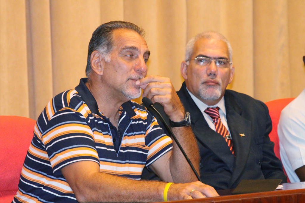 René González junto a Antonio Becali, presidente del INDER. Foto: Armando Hernández.