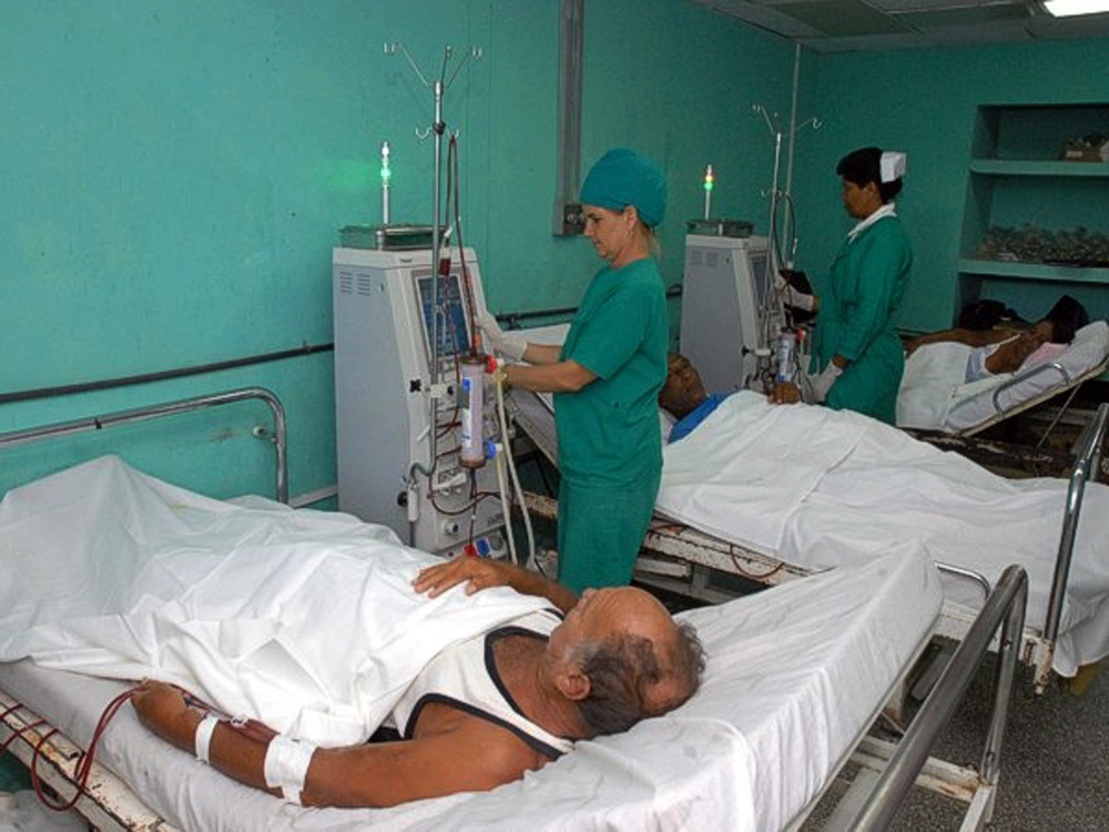 Los riñones artificiales son equipos complejos que requieren de constantes soluciones técnicas. Foto: Centro de Documentación del periódico 5 de Septiembre.