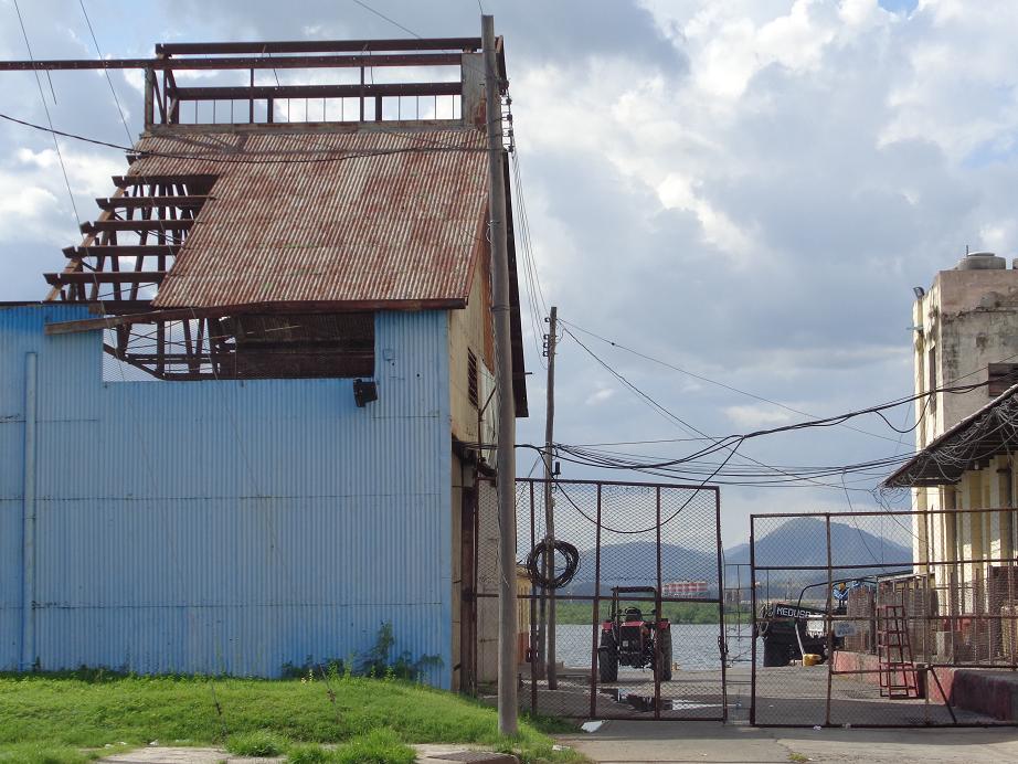 Este viejo almacén es de las edificaciones que eliminan de la zona para abrirle a la ciudad una mejor vista al mar. Foto: De la autora