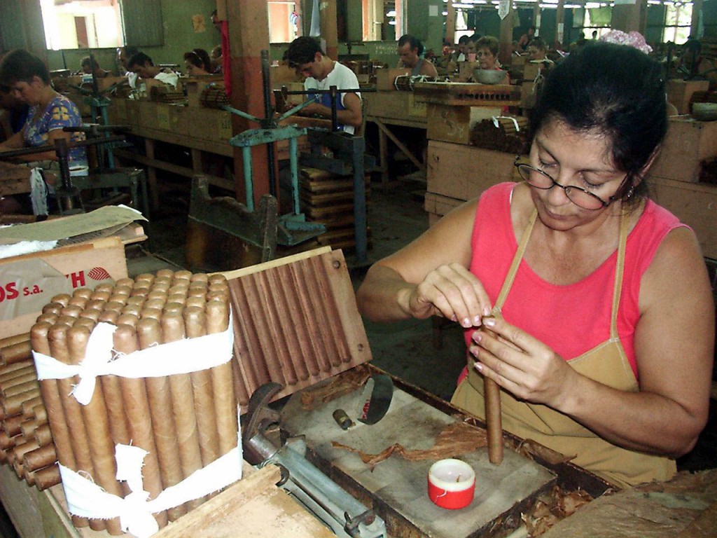 Cuba tiene que reubicar la mayor venta de tabacos en Europa y Asia, con el consiguiente aumento de los costos. Foto: René Pérez Massola