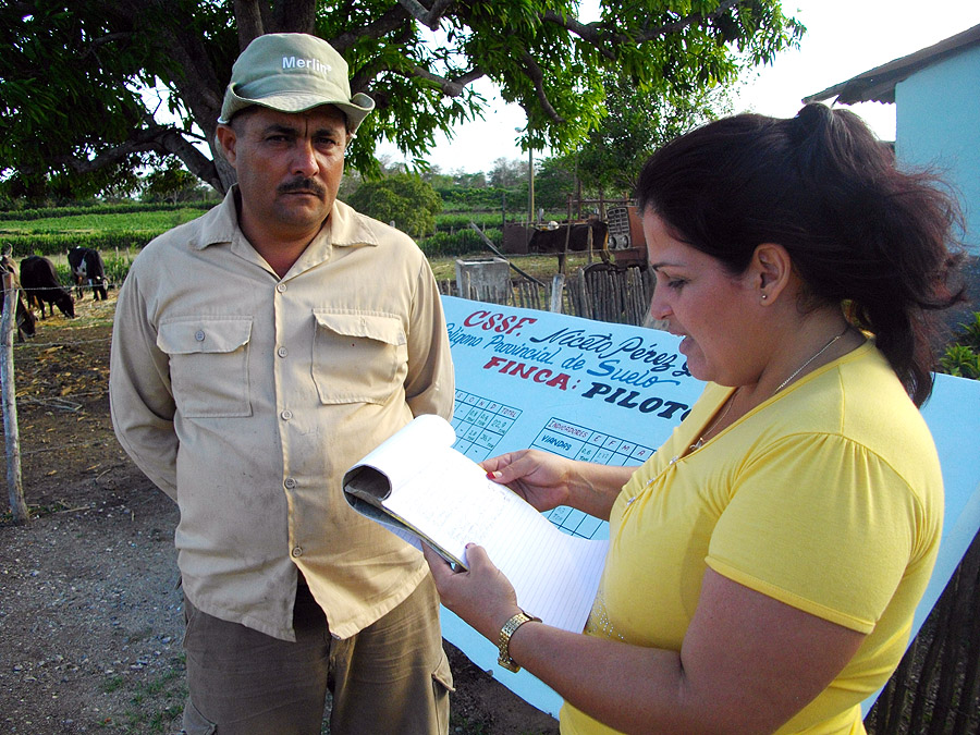 Los esposos Julio y Yenny, dueños de la finca, son apasionados de las tecnologías agroecológicas.