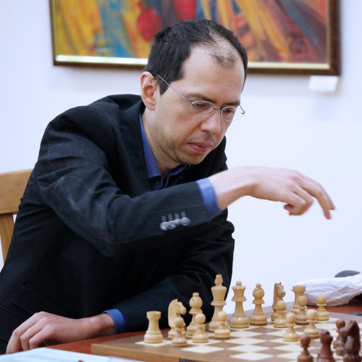 Rustam Kasimdzhanov va último. Aún no triunfa y acumula dos derrotas y una tabla.