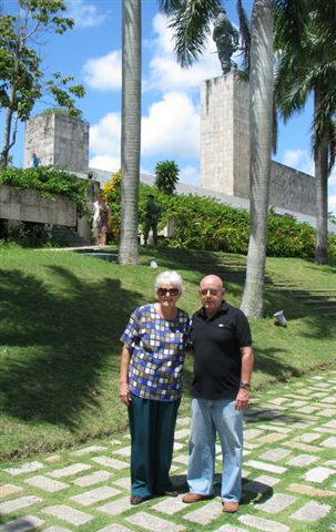 Los arquitectos Blanca Hernández y Jorge Cao proyectistas del Memorial.