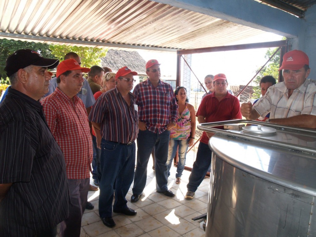 Autoridades locales y de la nación constataron el funcionamiento de los termos para acopiar y enfriar la leche.  Foto: Garal