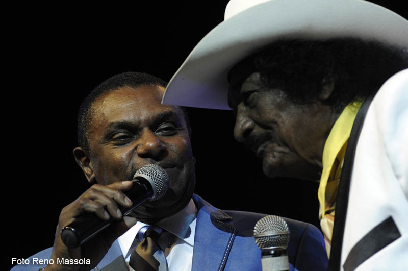 Por el escenario del Complejo Cultural Heredia, donde tuvo lugar la apertura, desfilaron intérpretes emblemáticos del son como el cantante dominicano José Alberto, El Canario (I)