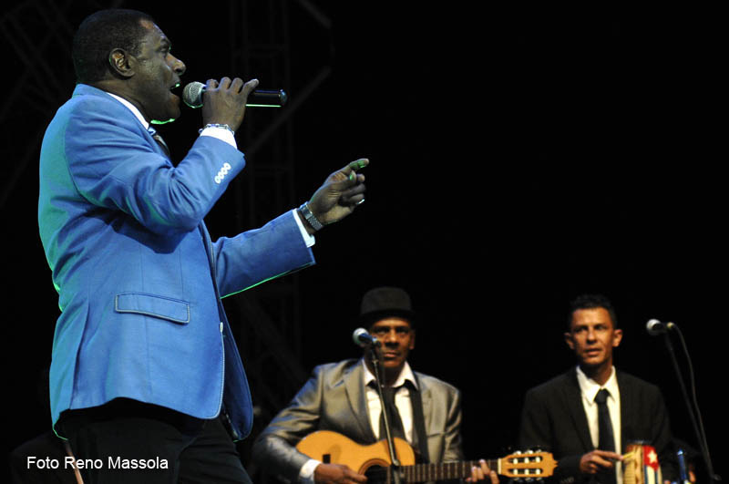 El Canario, quien contagió al público con su explosivo temperamento e hizo gala de su capacidad improvisatoria, agradeció a la vida y a Dios por la oportunidad de cantar en Santiago.