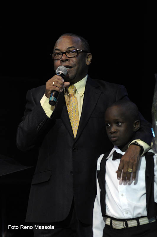 El niño se llama Lazarito, no rebasa los 10 años y canta porque lo necesita: “Soy sonero porque me lo enseñó mi padre”, improvisó. “Voy a esperar a que crezcas para llevarte a mi orquesta”, le dijo Adalberto, emocionado