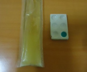 Muestra de la cocaína líquida encontrada dentro de las pertenencias de la joven