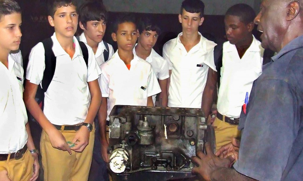 En la Educación Técnica y Profesional los efectos del bloqueo se expresan en las dificultades para mejorar y adquirir base material de estudio. Foto: Heriberto González