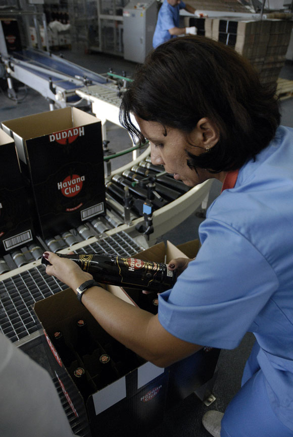 De no existir el bloqueo, se hubieran podido vender en Estados Unidos el pasado año más de 100 millones de dólares solo de ron de la marca Havana Club. Foto: René Pérez Massola