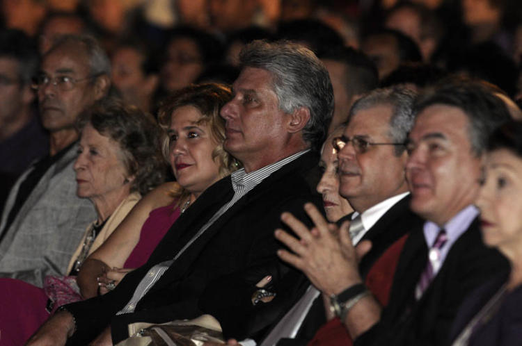 Alicia Alonso saludó al público al cierre del desfile de la compañía.