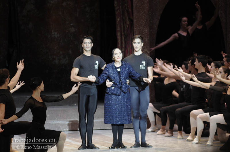 Alicia Alonso saludó al público al cierre del desfile de la compañía.