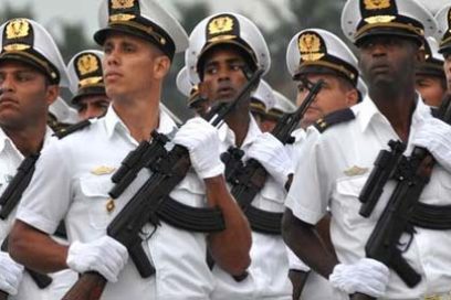 Impone Raúl Orden Antonio Maceo a Academia Naval Granma