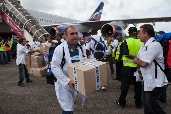  Médicos cubanos en Sierra Leona. Credit Florian Plaucheur/Agence France-Presse — Getty Images 