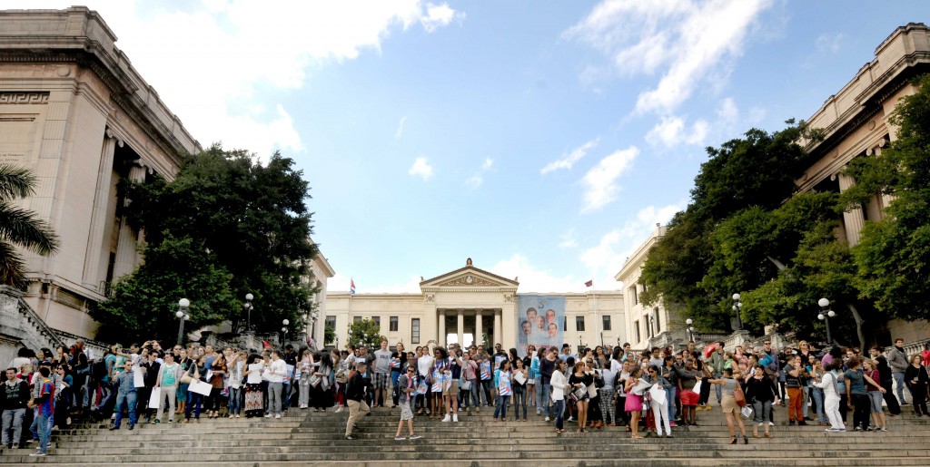 encuentro de los estudiantes del semestre del mar con universitarios en la escalinata de la universidad de la Habana. (Foto: Roberto Carlos Medina)