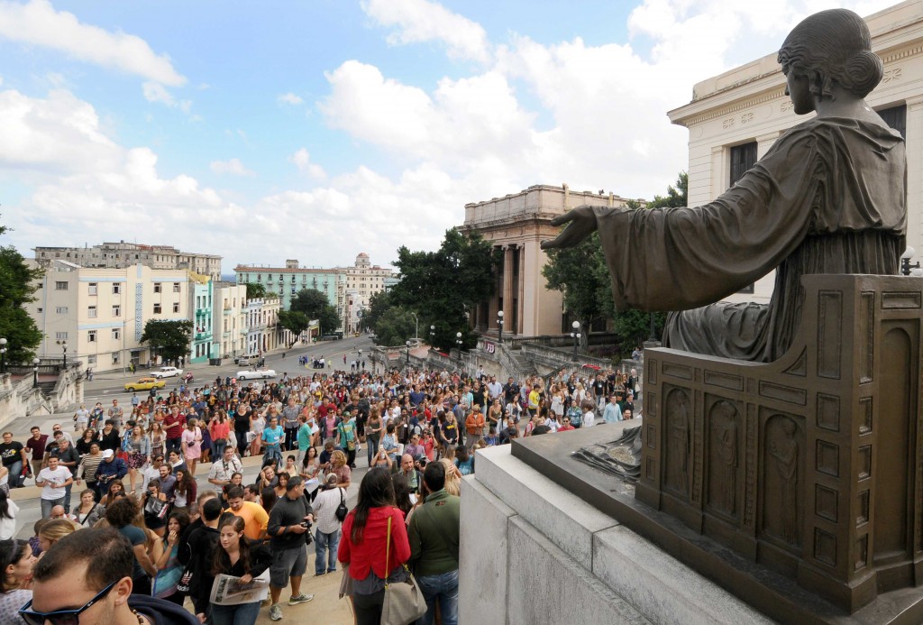 encuentro de los estudiantes del semestre del mar con universitarios en la escalinata de la universidad de la Habana. (Foto: Roberto Carlos Medina)