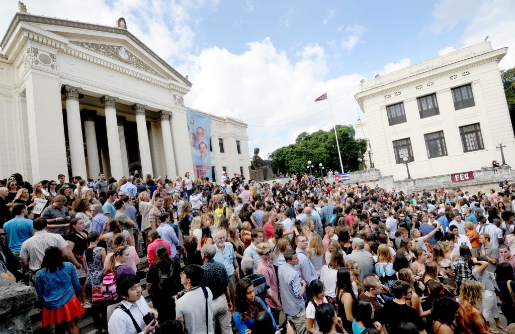 encuentro de los estudiantes del semestre del mar con universitarios en la escalinata de la universidad de la Habana. (Foto: Roberto Carlos Medina)