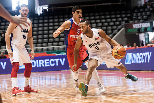 Osmel Oliva —con la bola— fue el mejor anotador por Cuba con 20 puntos.