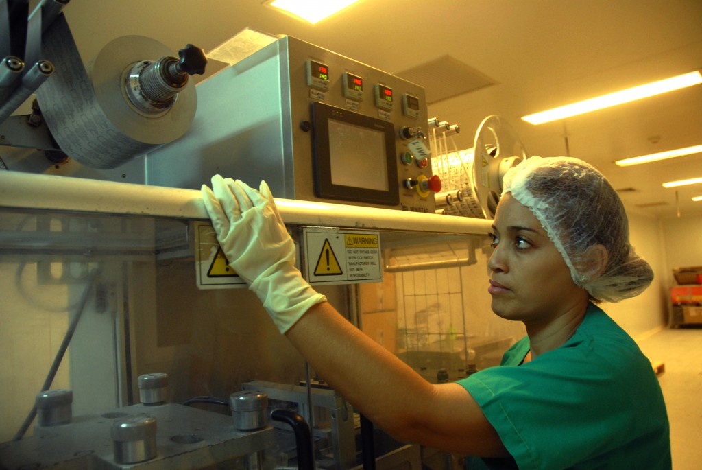 Yuliet Díaz Veliz se desempeña como especialista en Normalización, Metrología y Control de la Calidad, en el laboratorio farmacéutico Reynaldo Gutiérrez. Fotos: Agustín Borrego