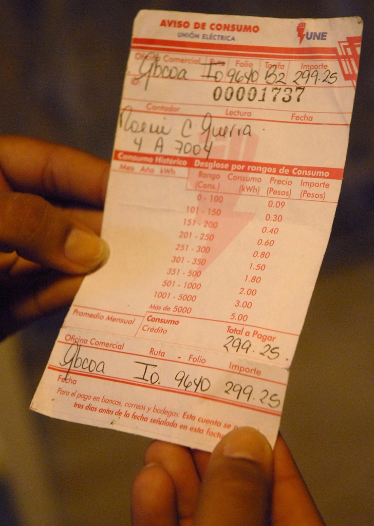 Noemí explica los pormenores de su caso. “Aún me restan por pagar dos meses por 299,25 pesos cada uno”, indica indignada. Foto: Agustín Borrego