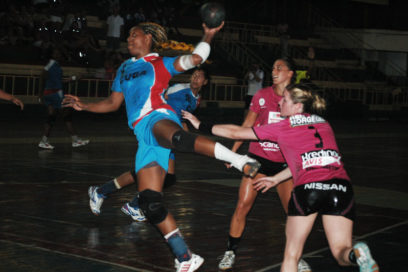 Cubanas pasean el balonmano