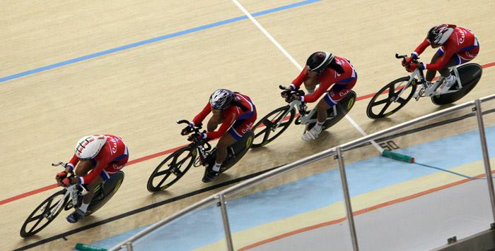 La cuarteta femenina ganó e impuso récord en el precioso velódromo de Xalapa. Foto: Ismael Francisco