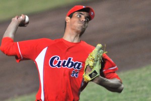 Héctor Mendoza cerró por Cuba para asegurar la victoria frente a Dominicana. Foto: Ricardo López Hevia