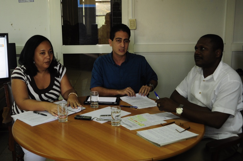 Periodistas de Trabajadores y especialistas del Ministerio de Trabajo y Seguridad Social y de la Central de Trabajadores de Cuba conversan en la redacción digital del periódico sobre el Código de Trabajo. Foto: Roberto Carlos Medina.